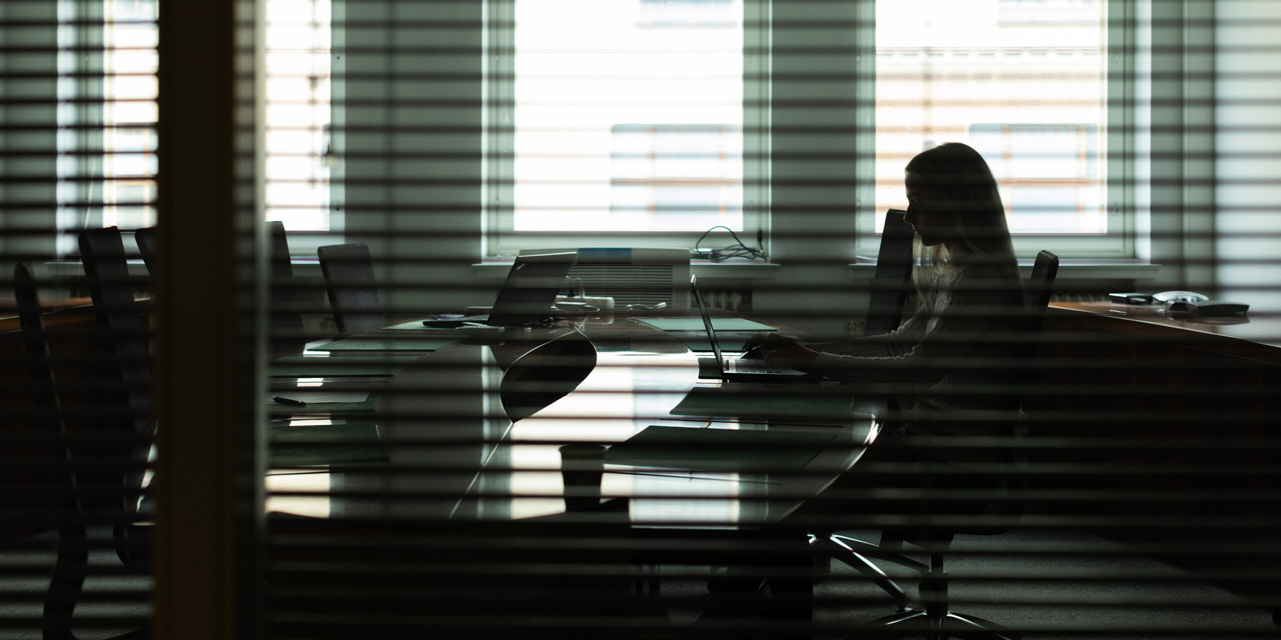 Medewerker van Noja Financiering aan het werk in de vergaderruimte