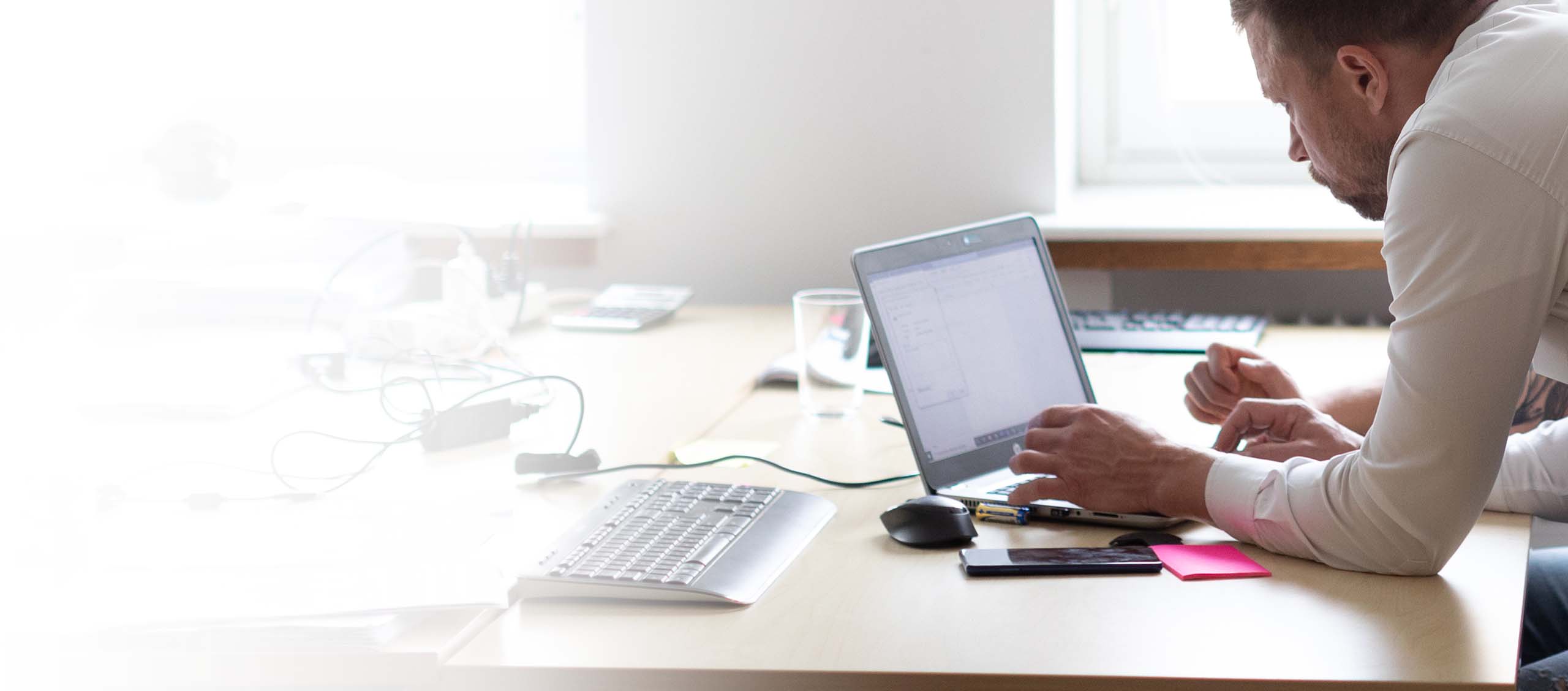 Medewerker van de klantenservice aan de telefoon