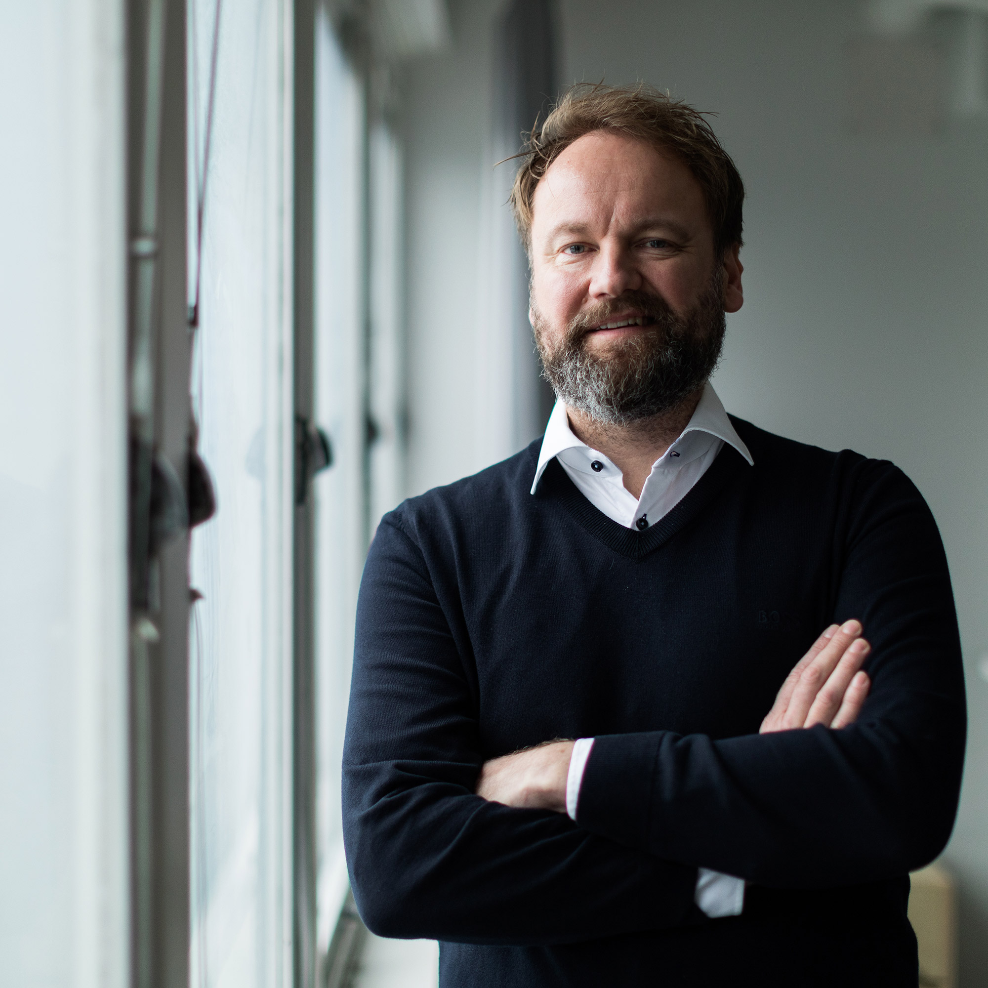 Mika Mäkinen, directeur van Noja Financiering, bij het raam op kantoor