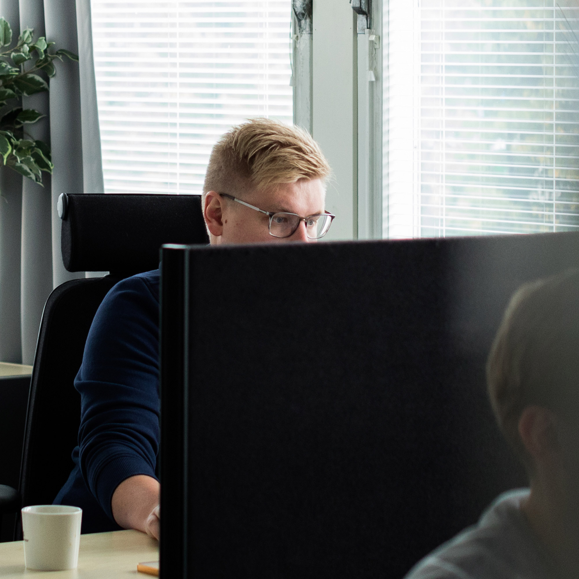 Medewerker van Noja Financiering achter zijn computer op kantoor